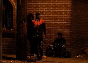 ¿Por qué disminuyó la cifra de migrantes durmiendo en las calles de El Paso en 2024 y qué temores existen?