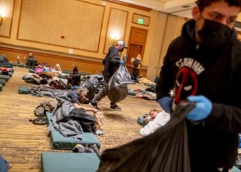 Denver restablece el límite de estadías en refugios para familias migrantes, muchos de ellos venezolanos