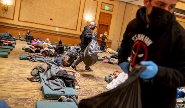 Denver restablece el límite de estadías en refugios para familias migrantes, muchos de ellos venezolanos