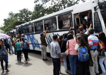 Transportistas advierten que subirán el costo del pasaje si no hay consenso con el chavismo