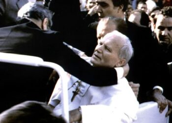 La Plaza San Pedro a oscuras y un enorme dolor: el viaje al Vaticano por el atentado contra Juan Pablo II