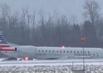 VIDEO: avión se salió de la pista en aeropuerto de Nueva York tras intensa nevada