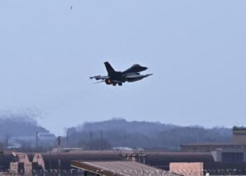 Avión de combate estadounidense cayó en aguas de Corea del Sur: el piloto logró eyectarse