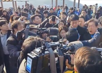 Apuñalan en el cuello al líder de la oposición de Corea del Sur