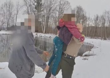 EN VIDEO: La rápida maniobra de una policía de Vermont para salvar a una niña en un estanque helado