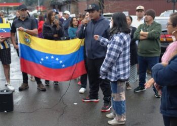 Migrantes venezolanos son expulsados de un hotel en Seattle en plena ola de frío