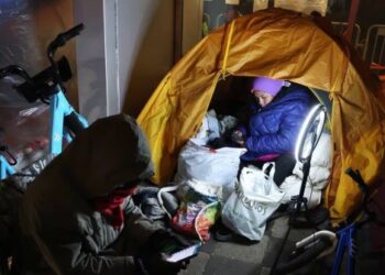“Prefiero morirme de frío que irme a un refugio”: migrantes venezolanos en Chicago deciden dormir en carpas