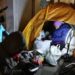 “Prefiero morirme de frío que irme a un refugio”: migrantes venezolanos en Chicago deciden dormir en carpas