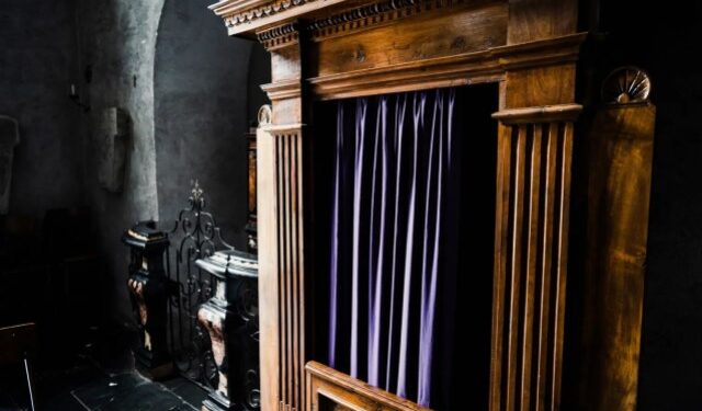 De impacto: sacerdote católico de Misuri solicitó sexo a una persona durante la confesión
