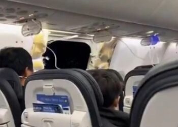 Ordenan inspección de 171 aviones del modelo de avión Boeing implicado en el incidente de Alaska Airlines