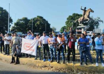“En Barinas nadie puede vivir con 3,6 dólares de sueldo”: Protestan en la Unellez por un ajuste salarial