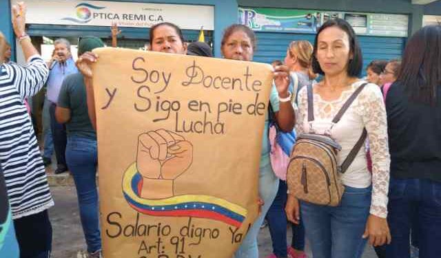 “Representantes me ayudan con el pasaje y una harina”: Docentes aseguran ser más pobres tras cumplirse un año de protestas