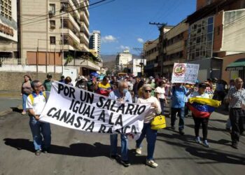 “De rodillas nunca, en pie de lucha siempre”: Jubilados y pensionados en Aragua exigen mejoras salariales