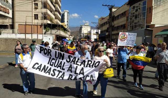 “De rodillas nunca, en pie de lucha siempre”: Jubilados y pensionados en Aragua exigen mejoras salariales