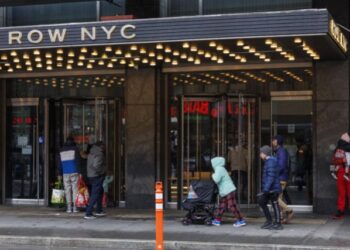 Familias de migrantes, en su mayoría venezolanos, abandonan albergues en Nueva York en medio de tormenta invernal