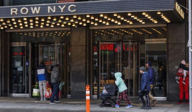 Familias de migrantes, en su mayoría venezolanos, abandonan albergues en Nueva York en medio de tormenta invernal