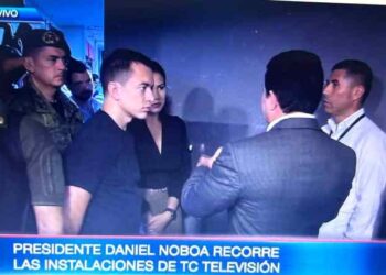 Presidente Noboa visitó el canal de televisión de Ecuador que sufrió asalto armado (VIDEO)