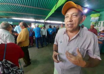Apagones y huecos en las calles “tienen locos” a los habitantes del sector Raúl Leoni en Barinas