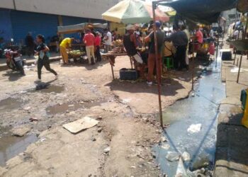 En mercado de Puerto La Cruz trabajan entre olores nauseabundos mientras esperan mejoras prometidas por la alcaldía