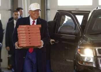 VIDEO: Un Trump sonriente entregó pizzas a un departamento de bomberos en Iowa