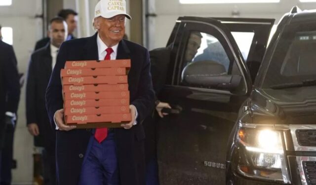VIDEO: Un Trump sonriente entregó pizzas a un departamento de bomberos en Iowa