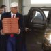 VIDEO: Un Trump sonriente entregó pizzas a un departamento de bomberos en Iowa