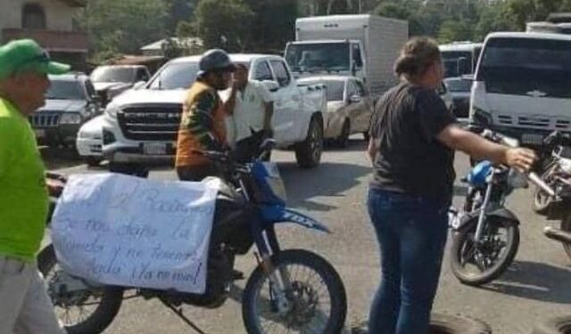 Vecinos del Km 15 no se calan más apagones en Mérida y trancaron La Panamericana sentido El Vigía-La Tendida
