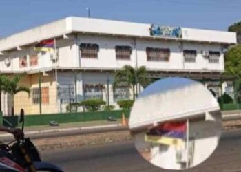Policías de la PNB Barinas izaron la bandera al revés y les costó el cargo: abrieron una averiguación