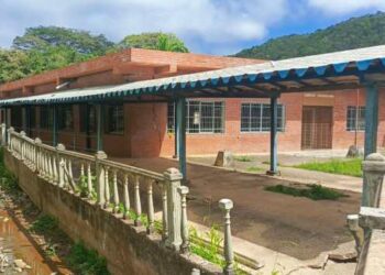 Comedor de la UDO Nueva Esparta está “a un soplo” de desplomarse y un río amenaza con socavarlo