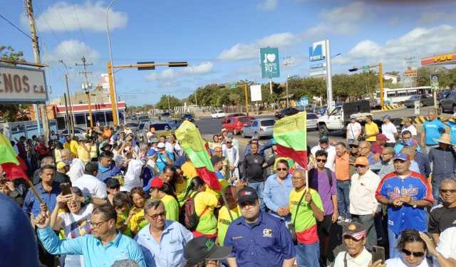 Trabajadores y jubilados marcharon por la democracia en Falcón… y los equipos antimotines al acecho
