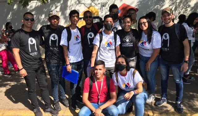 “A pesar de las trabas” jóvenes iniciaron jornadas masivas ante el CNE en Barcelona