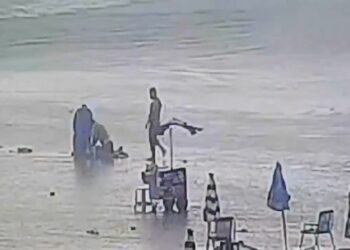 Disfrutaban de un día de playa en Brasil cuando cayó un rayo que produjo una tragedia