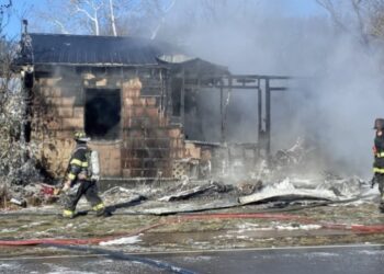 Tragedia en Misuri: Dos niños no fueron a clases debido al frío clima, pero murieron tras estallar su casa en llamas