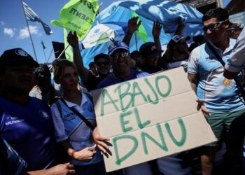 Argentino Milei enfrenta primer paro nacional en respuesta a sus medidas económicas