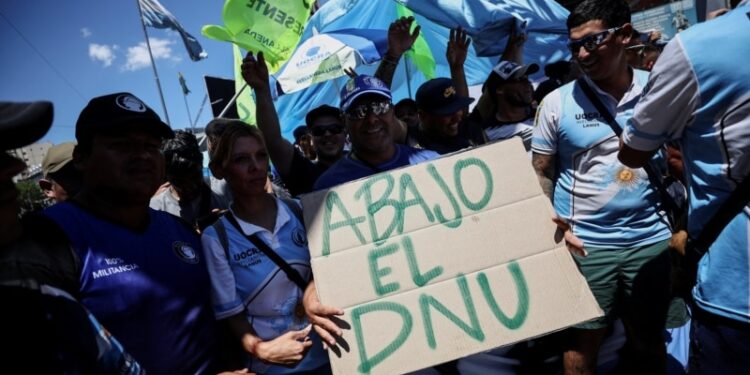 Argentino Milei enfrenta primer paro nacional en respuesta a sus medidas económicas
