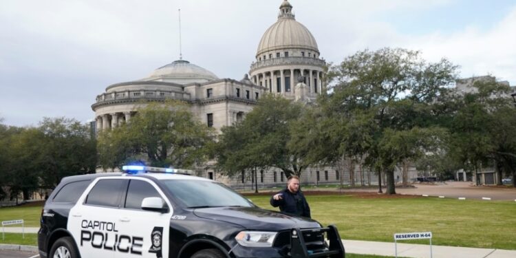 FBI dice que amenazas de bomba que obligaron al cierre de algunos capitolios estatales eran falsas