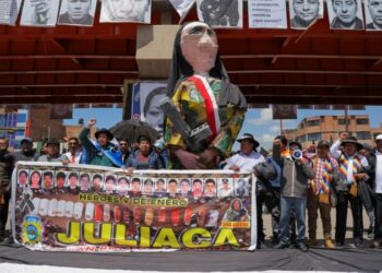 Mujer agrede a presidenta de Perú en un acto público