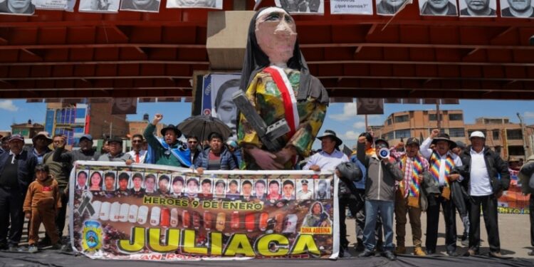 Mujer agrede a presidenta de Perú en un acto público