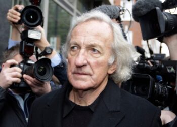 John Pilger, periodista y documentalista que cubrió el Jemer Rojo en Camboya, muere a los 84 años