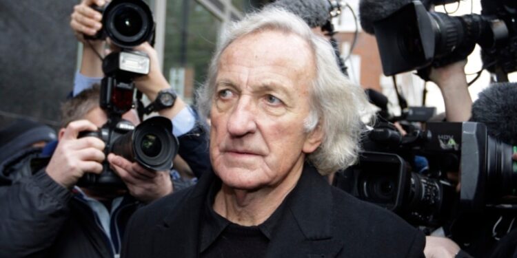 John Pilger, periodista y documentalista que cubrió el Jemer Rojo en Camboya, muere a los 84 años