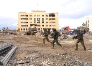 Las fuerzas israelíes bombardean Gaza mientras Hamás estudia una propuesta de alto el fuego