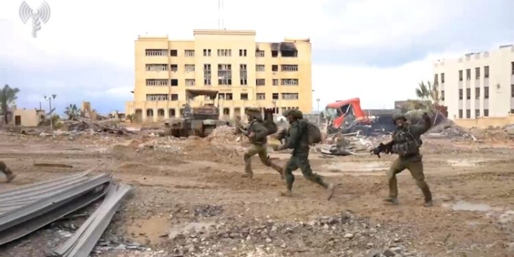 Las fuerzas israelíes bombardean Gaza mientras Hamás estudia una propuesta de alto el fuego