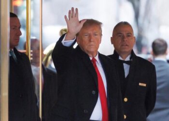 Trump afirmó que juez le niega sus derechos constitucionales en juicio por difamación