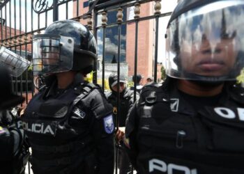 Policía de Ecuador desplegó unidades especializadas en canal secuestrado por sujetos armados