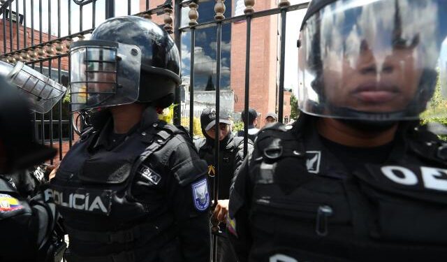 Policía de Ecuador desplegó unidades especializadas en canal secuestrado por sujetos armados