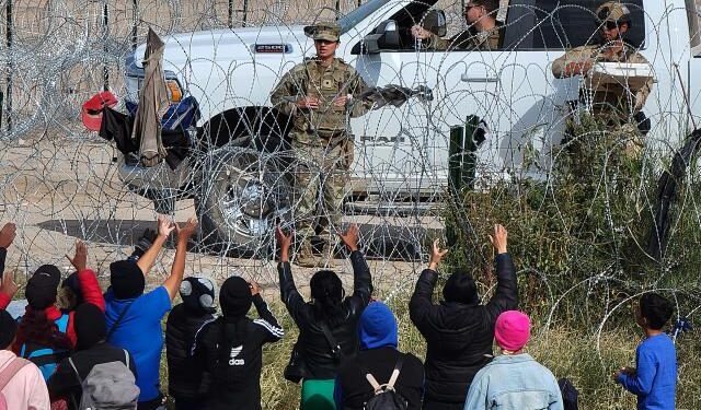 México celebra que se reanuden operaciones en cuatro cruces fronterizos con EEUU