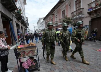 Ecuador: 329 detenidos y cinco personas abatidas por la fuerza pública tras secuencia de ataques