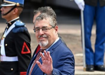 Arévalo a punto de completar un camino a la presidencia plagado de obstáculos, promete devolver la democracia al país