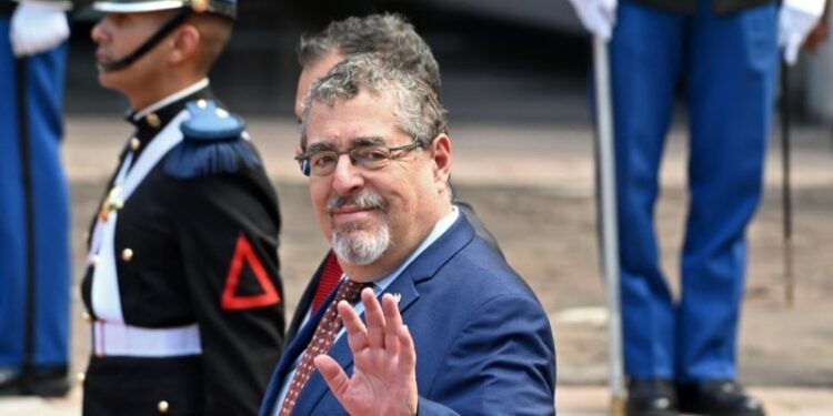 Arévalo a punto de completar un camino a la presidencia plagado de obstáculos, promete devolver la democracia al país