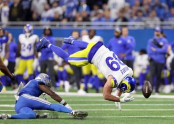 La espeluznante lesión de un jugador de NFL en el partido entre los Lions y Rams (Video sensible)